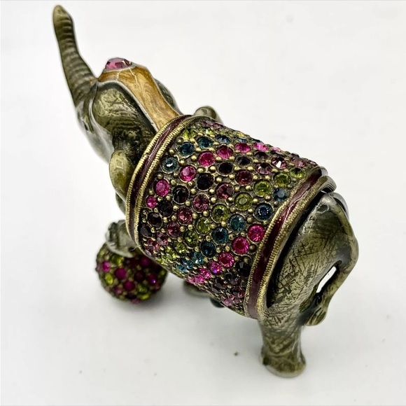 Jay Strongwater Barnum Baby Circus Elephant With Trinket Box.
NEW IN BOX
5035 - Picture 4 of 6